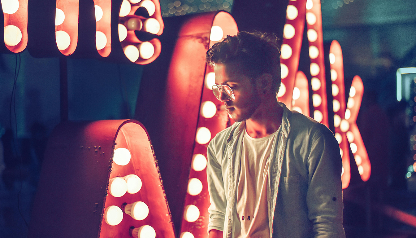 découvrez notre guide des meilleures boîtes de nuit à bordeaux pour vivre des soirées inoubliables et faire la fête jusqu'au bout de la nuit.