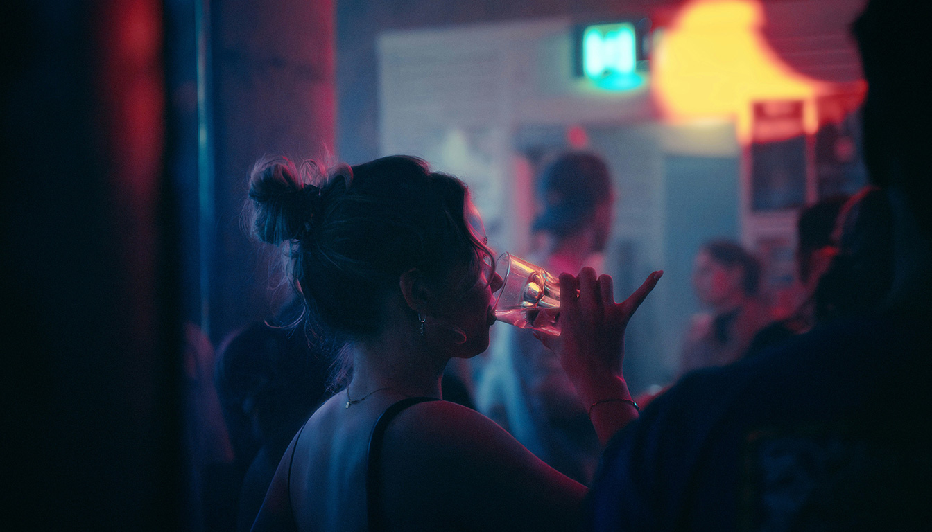 découvrez notre guide des meilleures boîtes de nuit à bordeaux pour vivre des soirées inoubliables et faire la fête jusqu'au bout de la nuit.