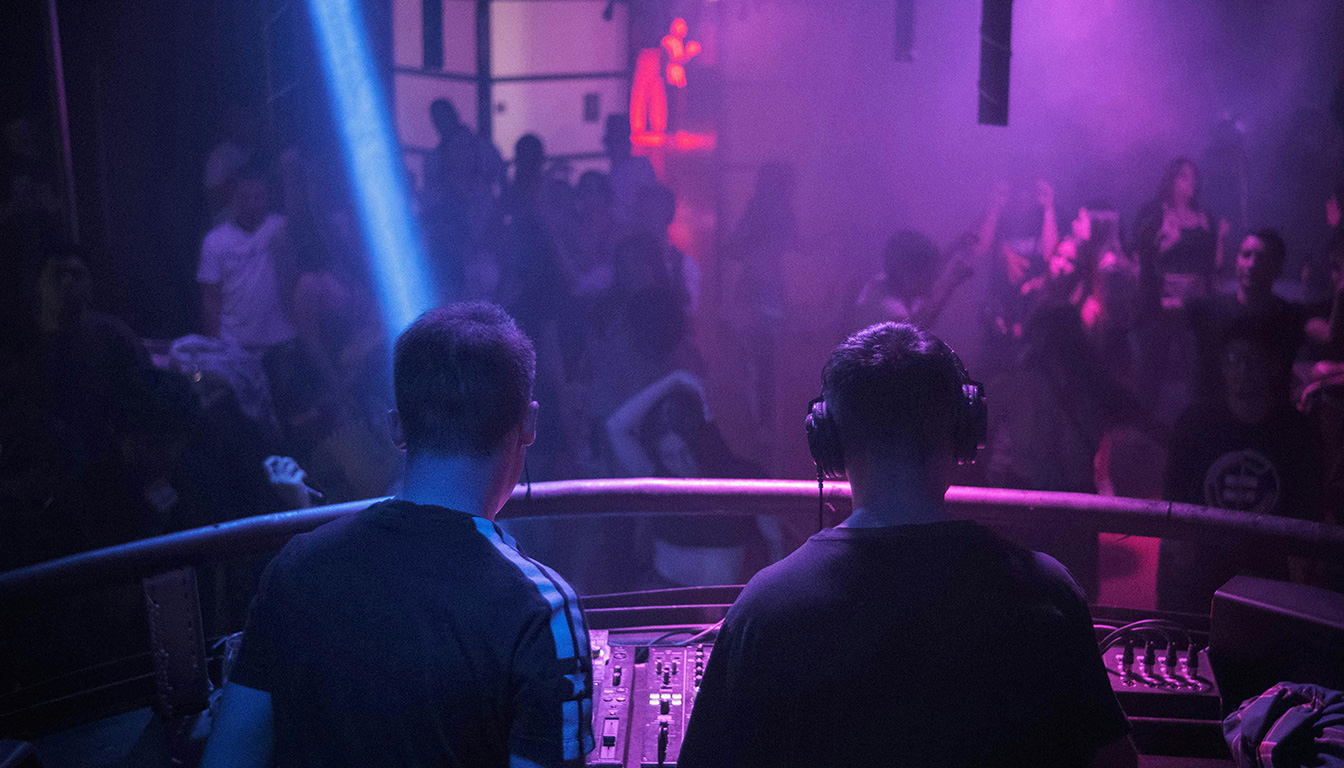 découvrez les meilleures boîtes de nuit à montpellier pour vivre des soirées inoubliables. guide des lieux incontournables pour les noctambules passionnés.