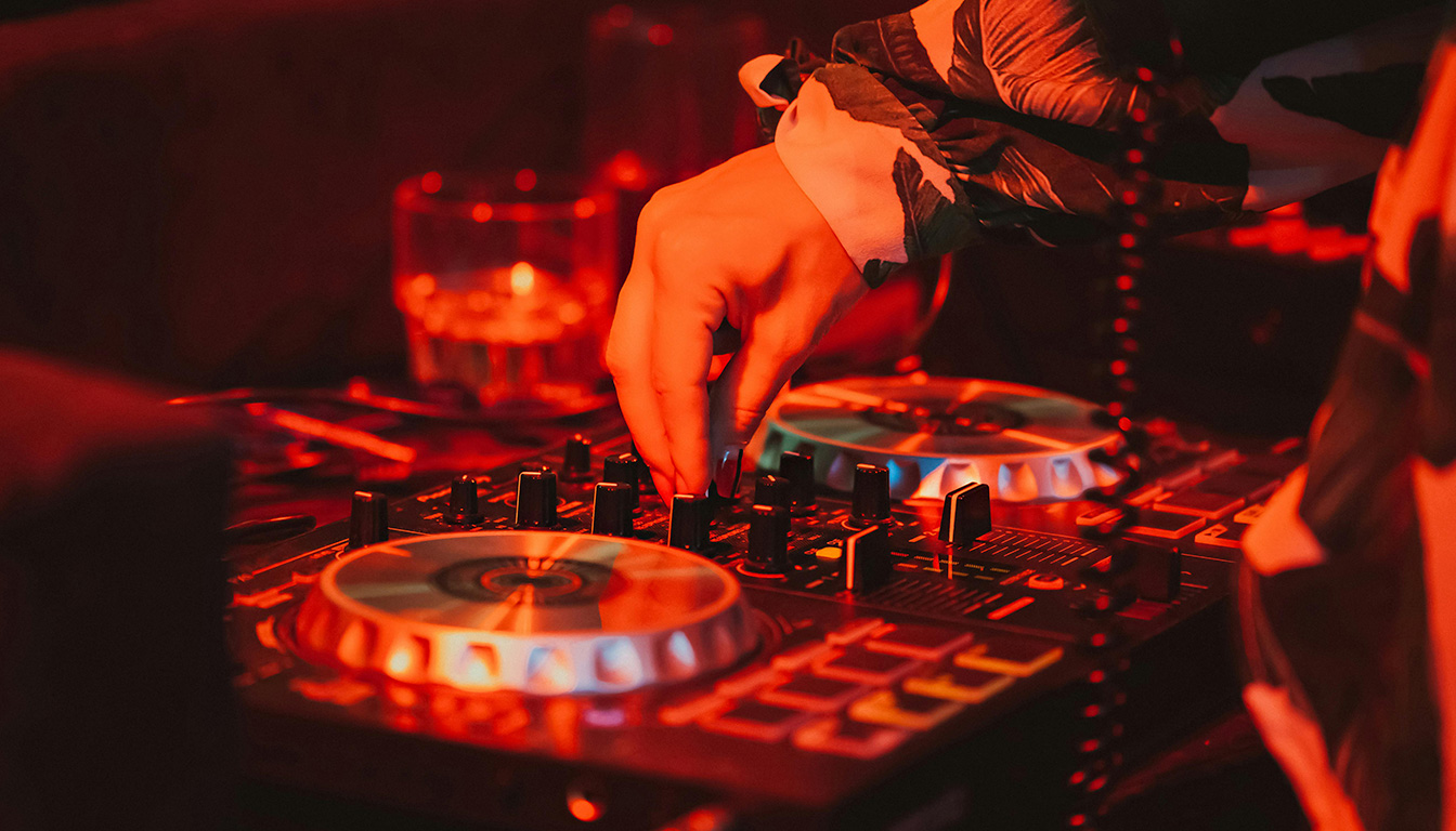 découvrez le top 10 des clubs les plus branchés à paris pour une nuit inoubliable entre musique, ambiance festive et rencontres exclusives.