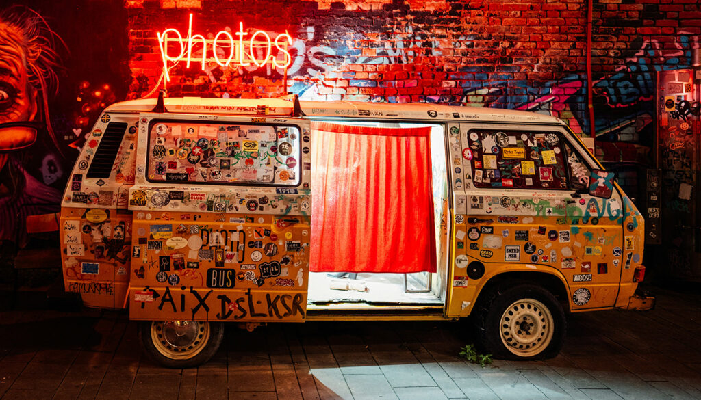 découvrez les tarifs moyens pour louer un photobooth et rendre votre soirée inoubliable avec des souvenirs photo amusants et conviviaux.