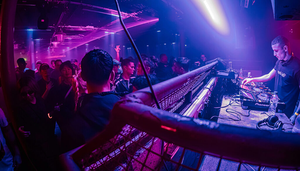 découvrez combien coûte l'entrée en boîte de nuit, les prix moyens pratiqués et nos astuces pour profiter de vos soirées tout en payant moins cher.