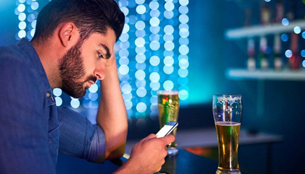 découvrez comment identifier un faux profil sur les sites de rencontre grâce aux signaux d’alerte essentiels pour protéger votre sécurité et éviter les arnaques.