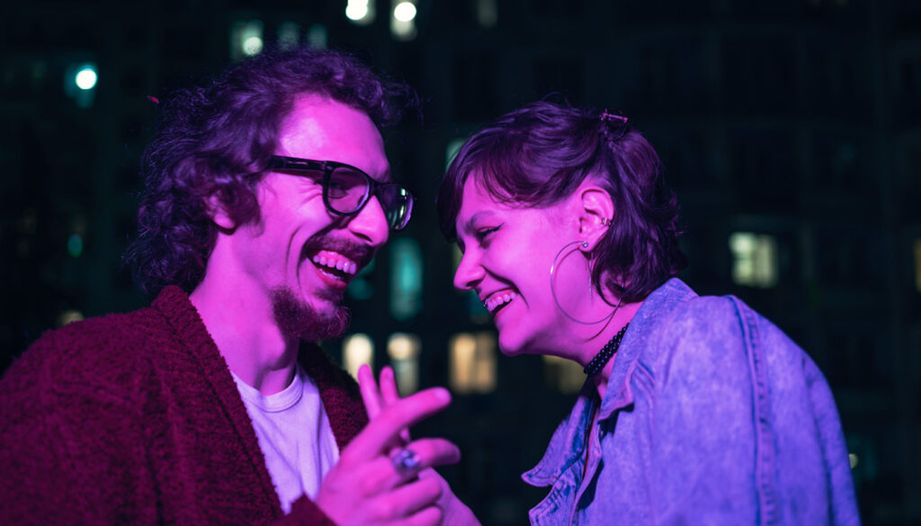 découvrez des conseils pratiques et originaux pour rencontrer quelqu’un dans la vraie vie, sans utiliser les sites de rencontre en ligne.