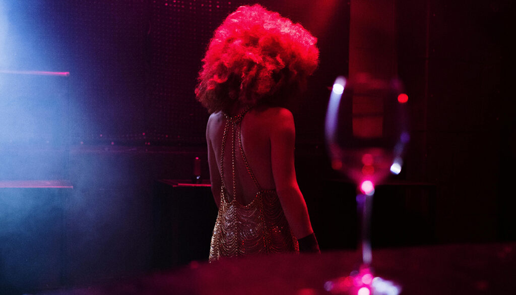 découvrez comment s'habiller pour une soirée cabaret avec nos conseils sur les codes vestimentaires et des idées de looks élégants et originaux pour briller toute la nuit.