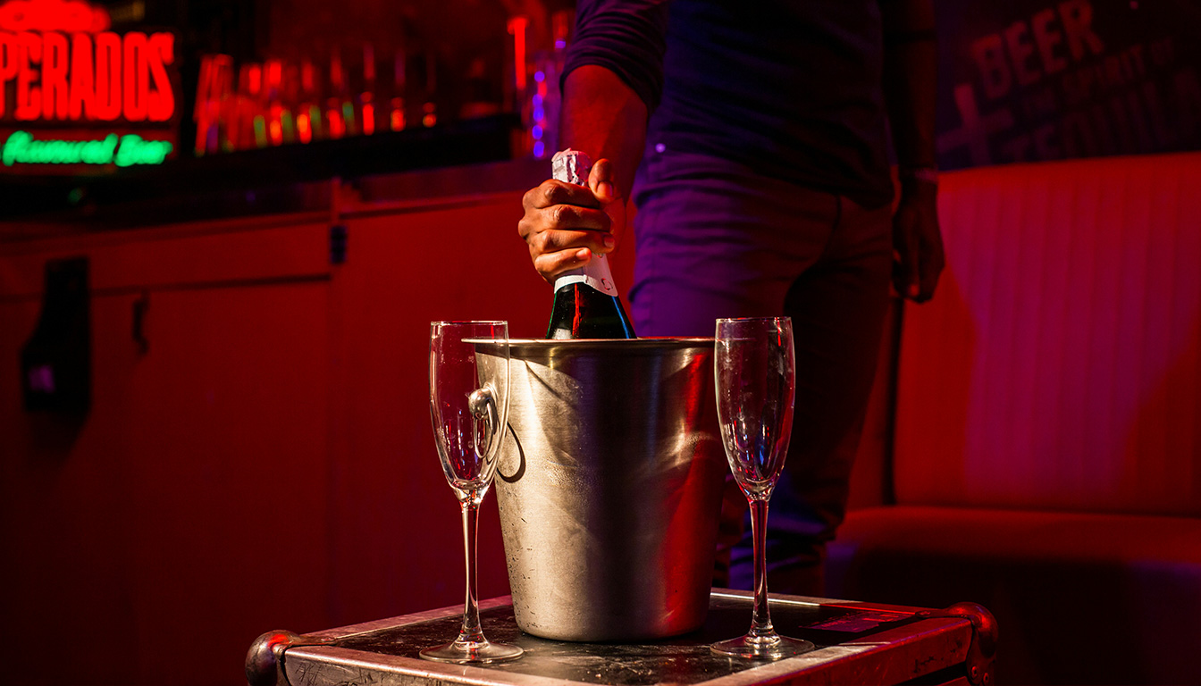 découvrez l'âge légal requis pour accéder aux boîtes de nuit en espagne et profitez pleinement de la vie nocturne en toute légalité.