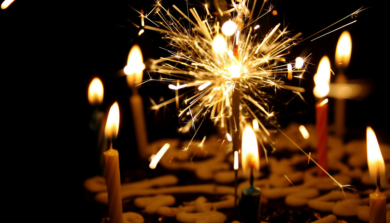 découvrez les étapes clés pour organiser un anniversaire surprise parfait et ne rien oublier. conseils pratiques pour réussir votre fête en toute simplicité.