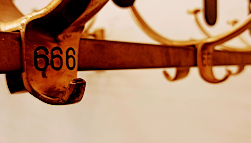 découvrez la signification spirituelle, amoureuse et angélique du chiffre 666 et son impact dans votre vie.