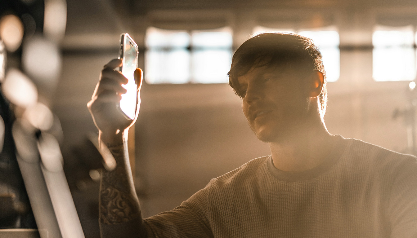 découvrez les 8 signes révélateurs qui montrent qu'un homme est en manque et apprenez à les reconnaître facilement.