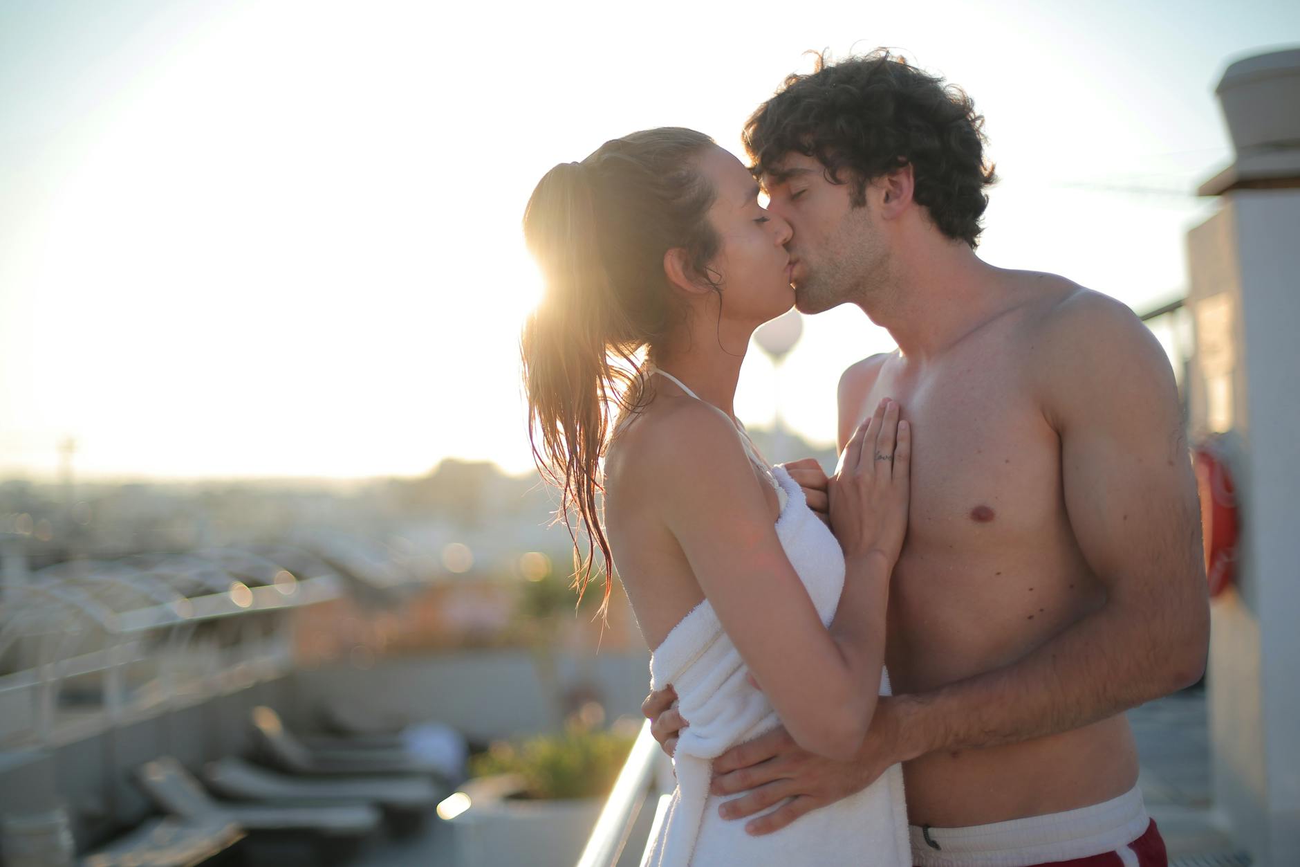 Comment savoir si c’est le bon moment pour un premier baiser — couple s'embrassant moment romantique