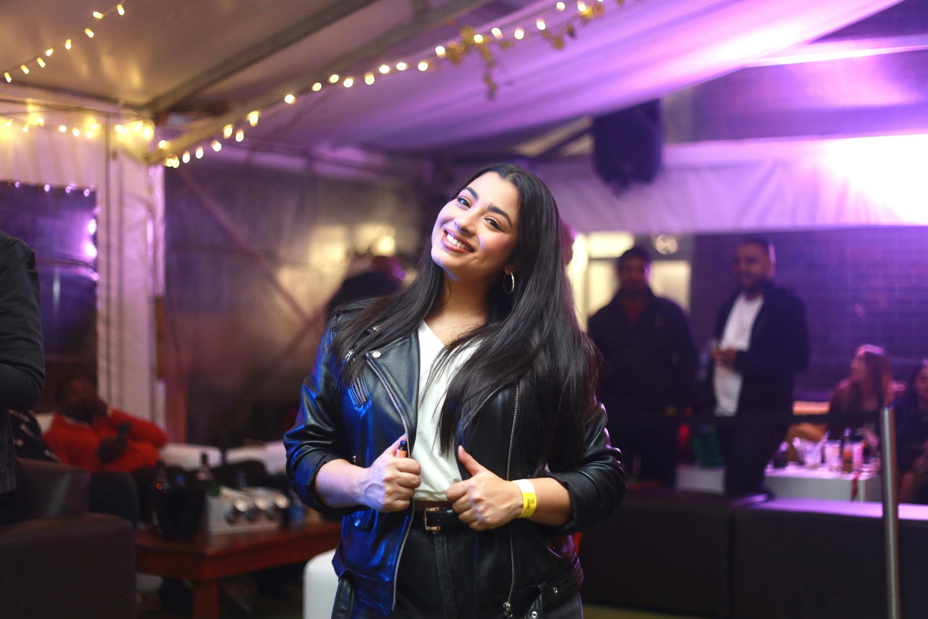 Séduction et confiance en soi à tout âge : ce qui change vraiment (et ce qui ne change pas) — femme confiante souriante soirée