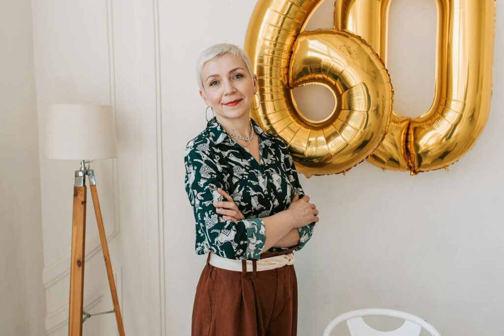 Comment être séduisante à tout — femme confiante souriante soirée