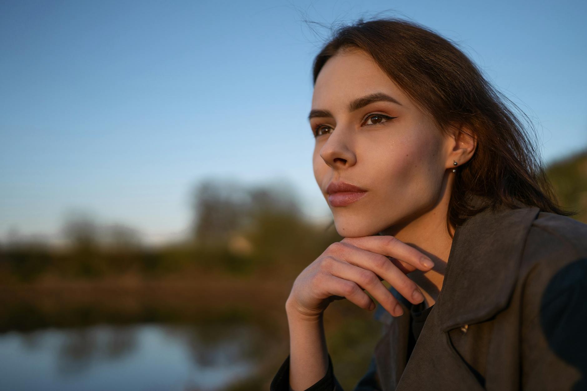 Comment faire regretter un homme qui vous ignore : comprendre la psychologie de son silence — femme pensive au coucher de soleil