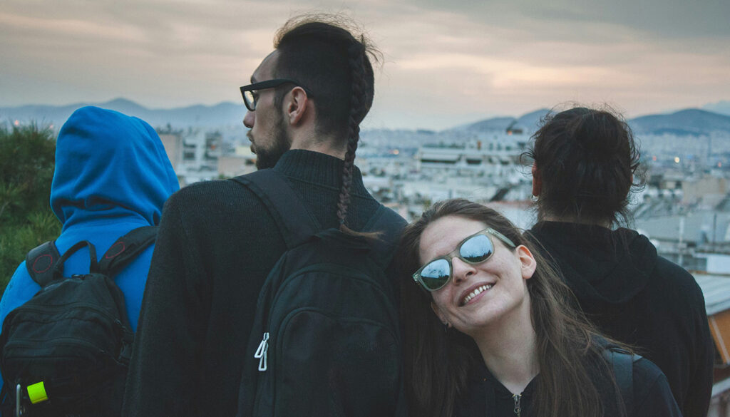 Comment savoir si une fille — fille regardant un garçon avec affection