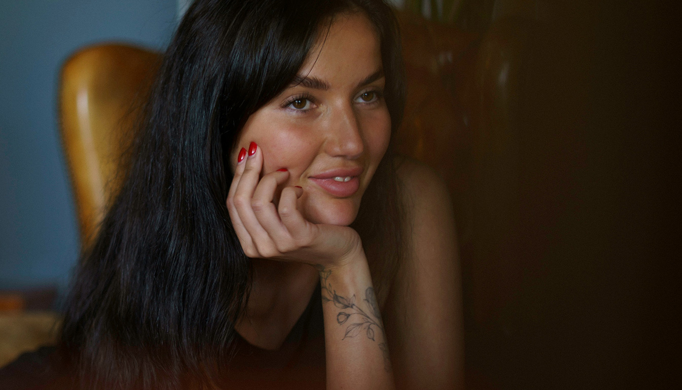découvrez les signes physiques et comportementaux qui révèlent qu'une femme est amoureuse, pour mieux comprendre ses émotions et ses intentions.