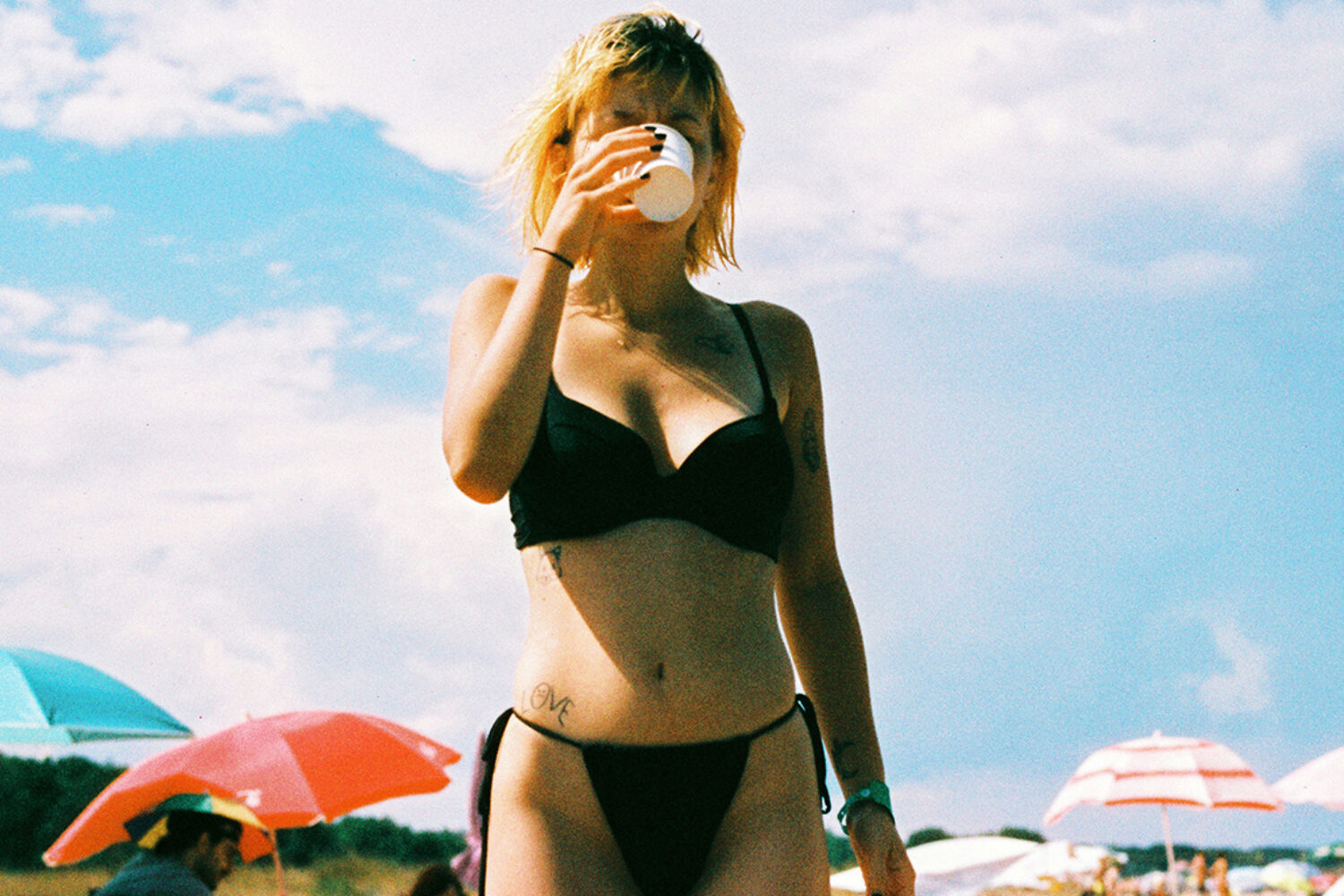 Femme en maillot de bain trop petit : photos et réactions sur la plage