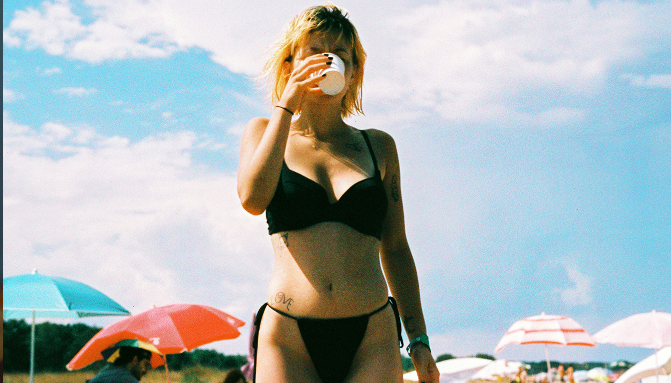 Femme en maillot de bain — femme maillot de bain petit plage