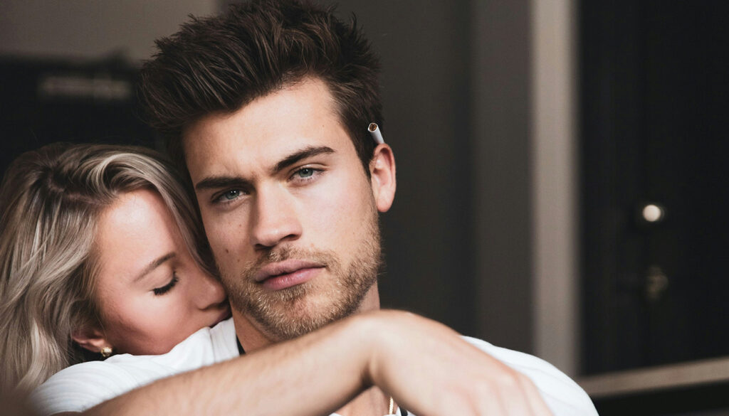 découvrez les 10 signes révélateurs qui montrent quand un homme est troublé par une femme et ne peut le cacher.