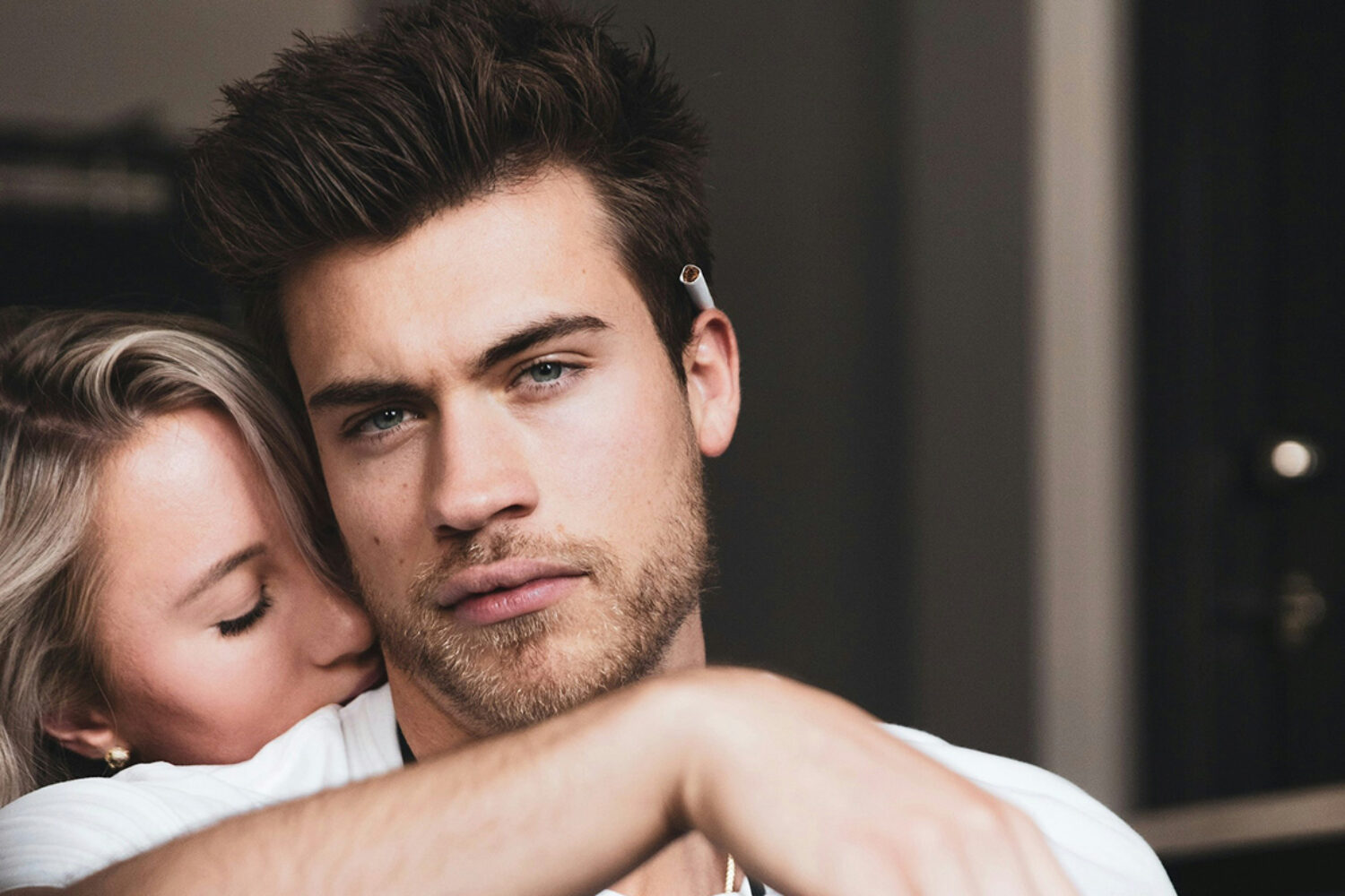 Homme troublé par une femme : 10 signes qui ne mentent pas