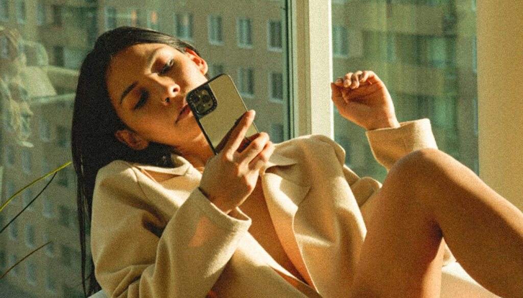 Message pour exciter une fille — couple échangeant des messages romantiques