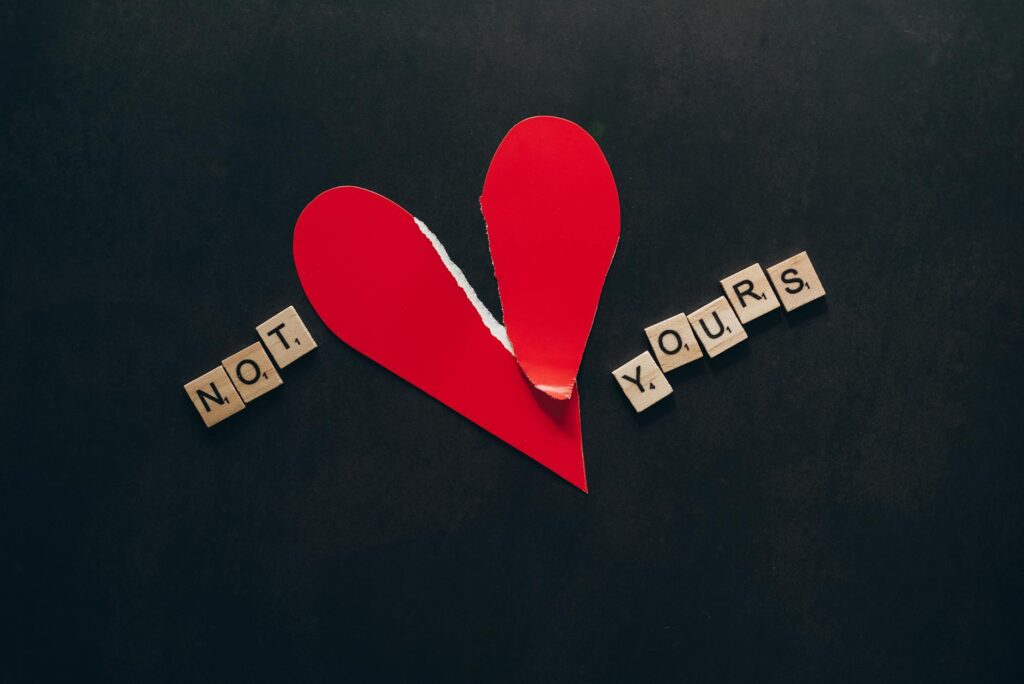 Comment oublier un amour impossible — cœur brisé avec des fleurs
