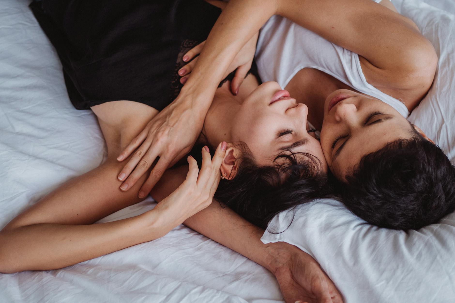 Comment rendre amoureux un homme — couple partageant un moment intime