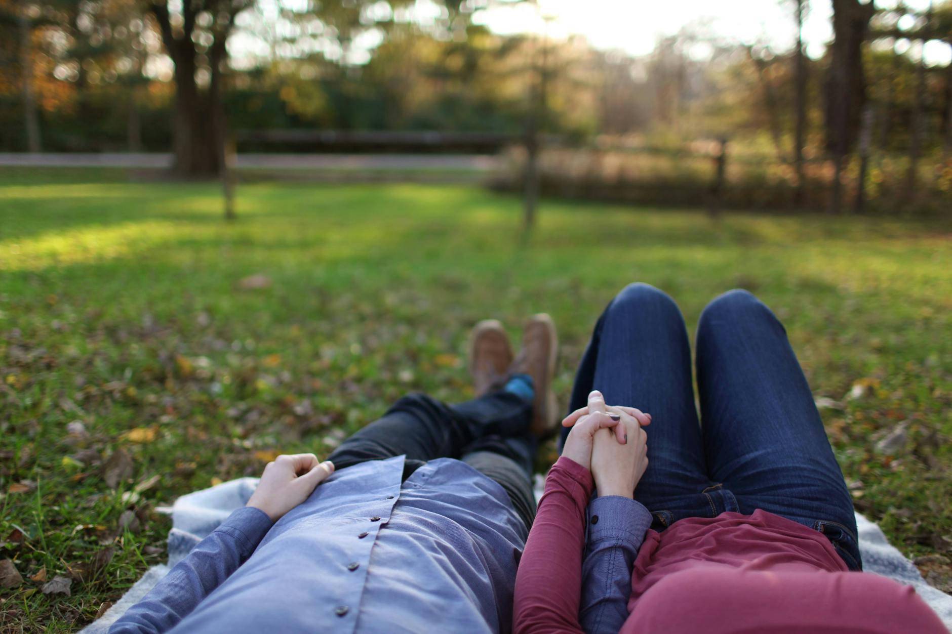 Comment savoir si je suis — couple se tenant la main dans un parc