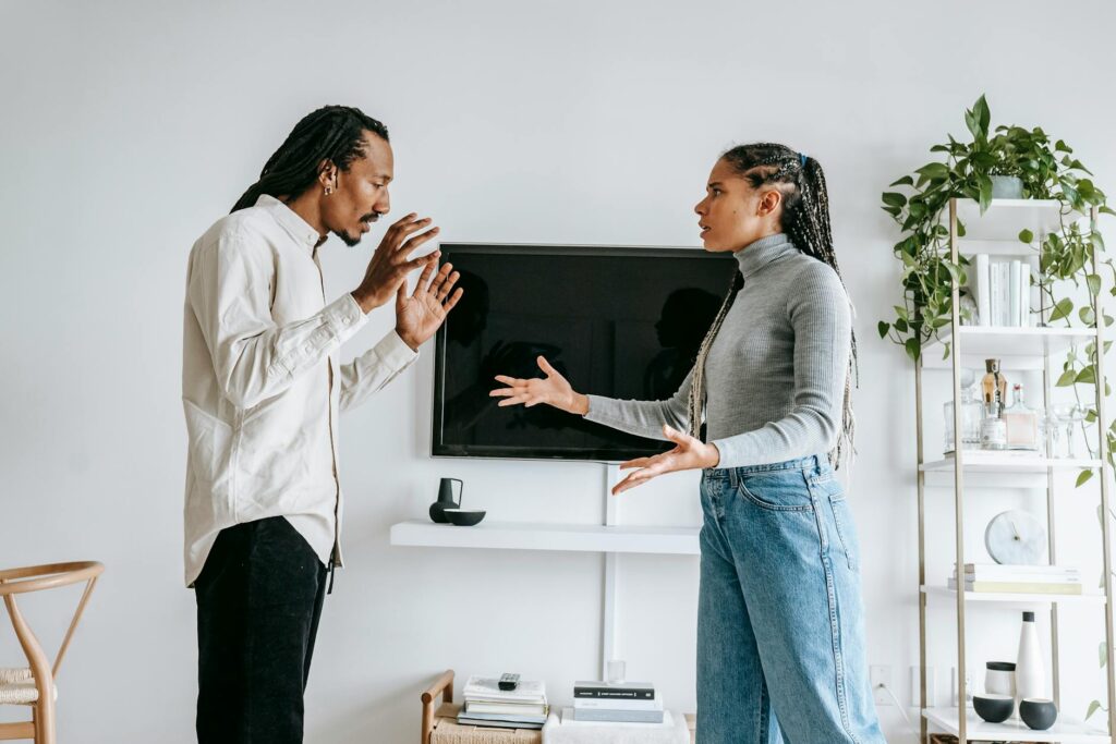Comment savoir si ta femme — couple se disputant dans le salon
