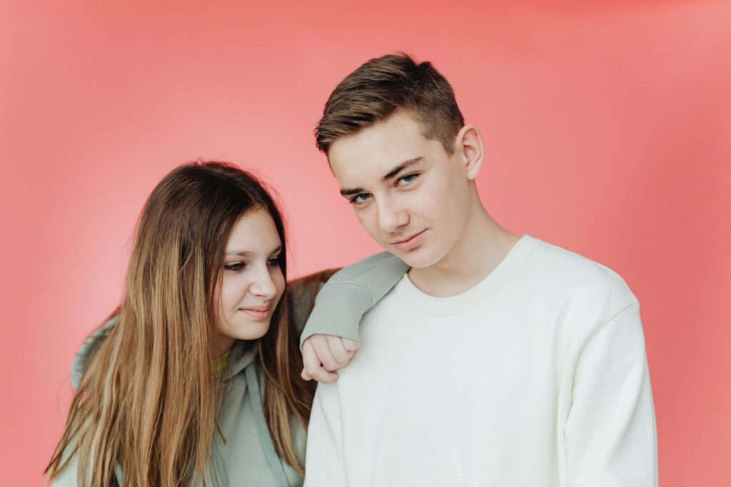 Comment savoir si une fille — fille regardant un garçon avec affection