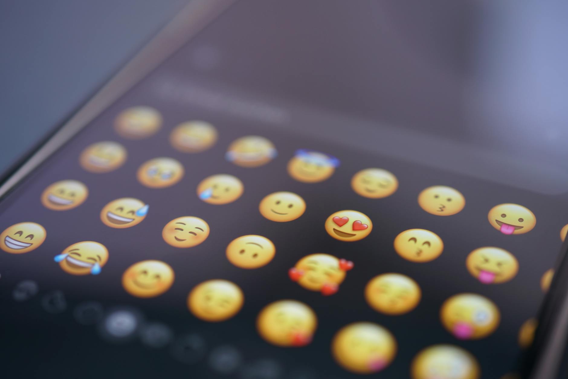 Emoji qui veut dire je t'aime : décrypter les coeurs et les symboles amour — émoticônes coeurs colorés sur smartphone