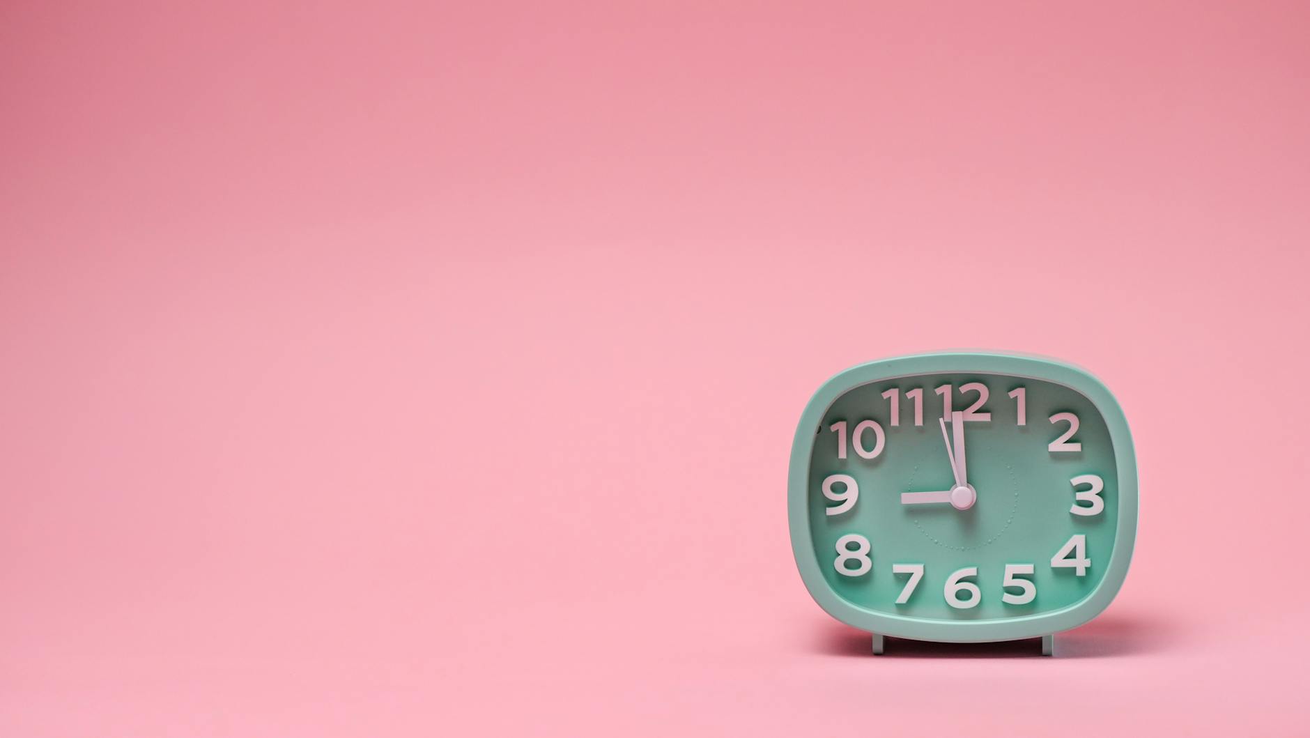 Heure jumelle et heures miroir : comment les repérer sans devenir parano — horloge affichant 11h11 22h22 heures miroir
