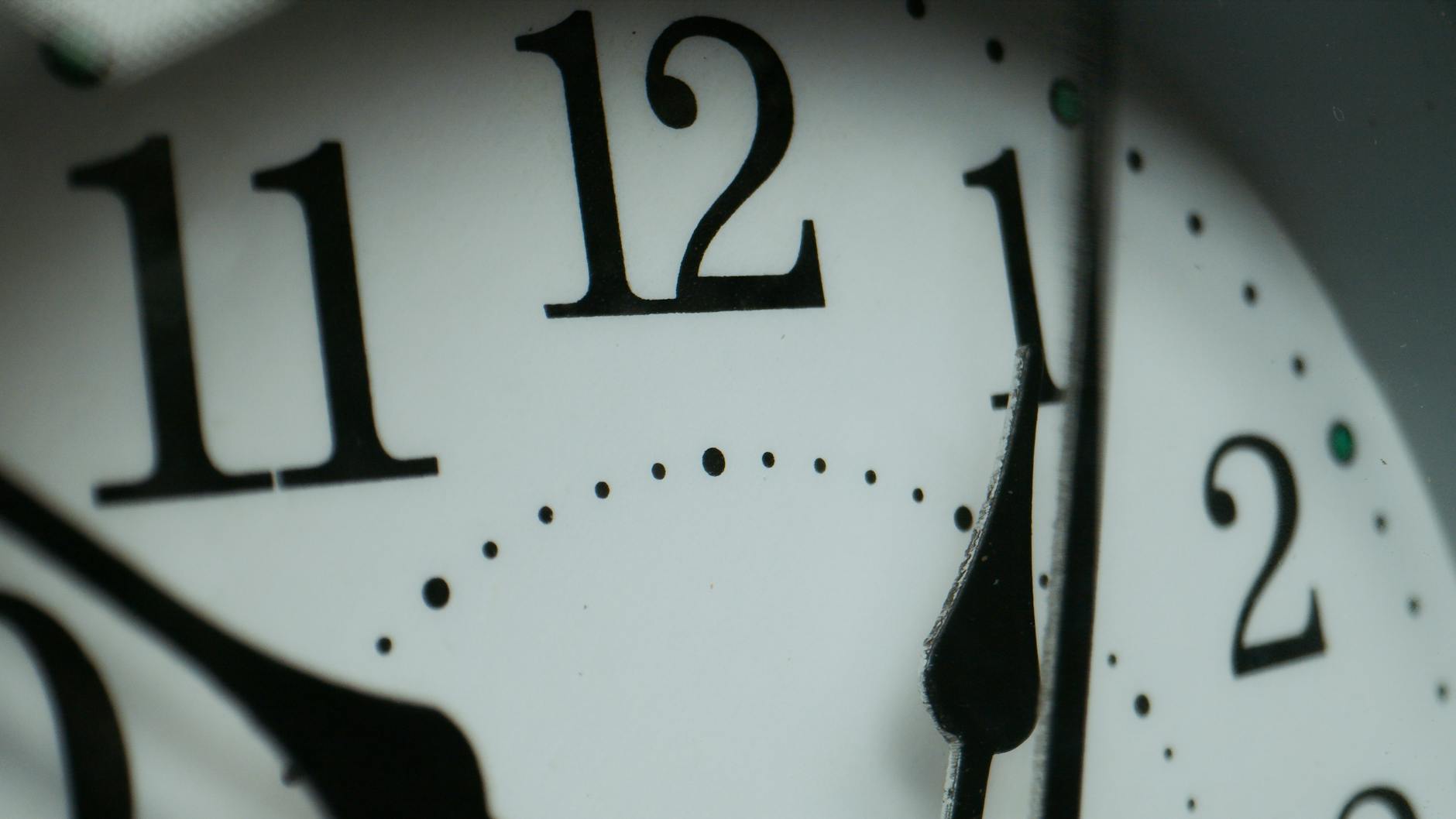 Heure jumelle et heures miroir : comment les repérer sans devenir parano — horloge affichant 11h11 et 22h22