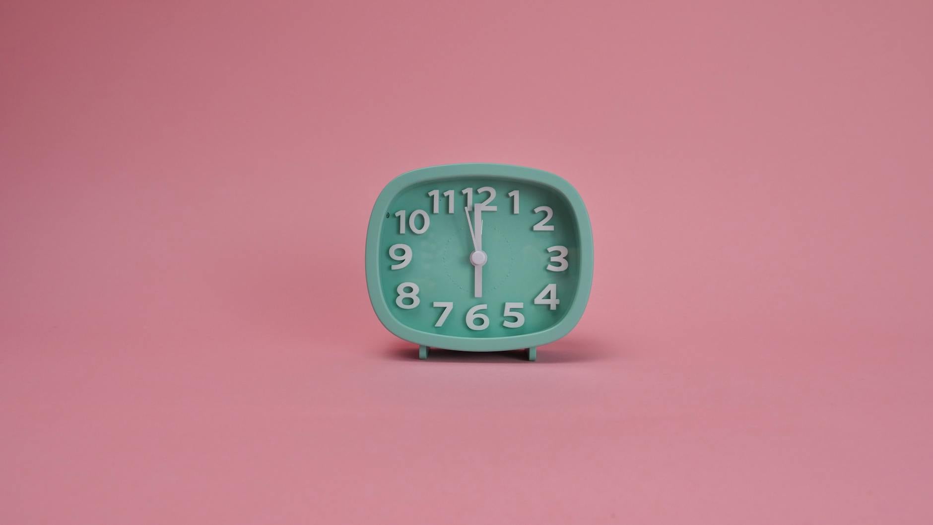 Heure miroir 11h22 : signification amoureuse quand tu es déjà en couple — horloge affichant 11h22 avec des cœurs