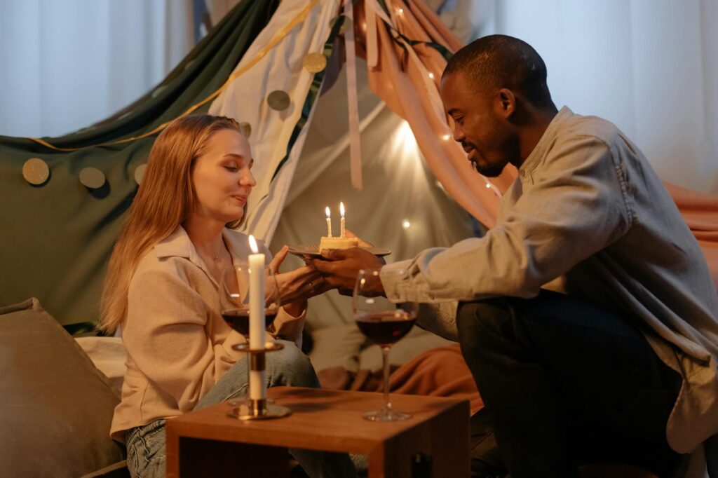 Joyeux anniversaire mon amour texte — célébration d'anniversaire romantique gâteau bougies