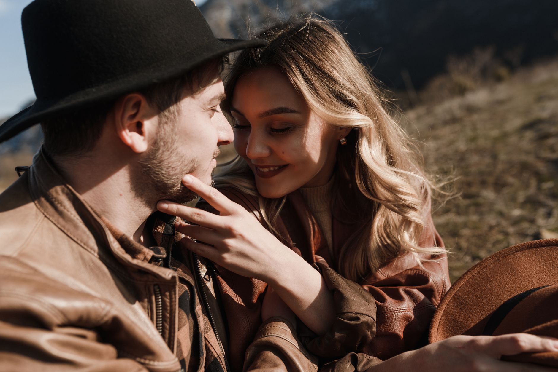 Les signes du coup de foudre chez l’homme dans le regard et le corps — homme amoureux regardant femme