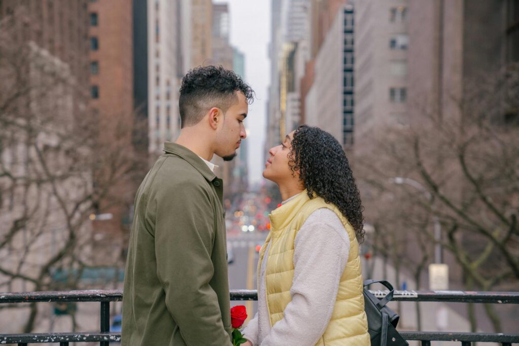 Les signes du coup de — homme amoureux regardant femme
