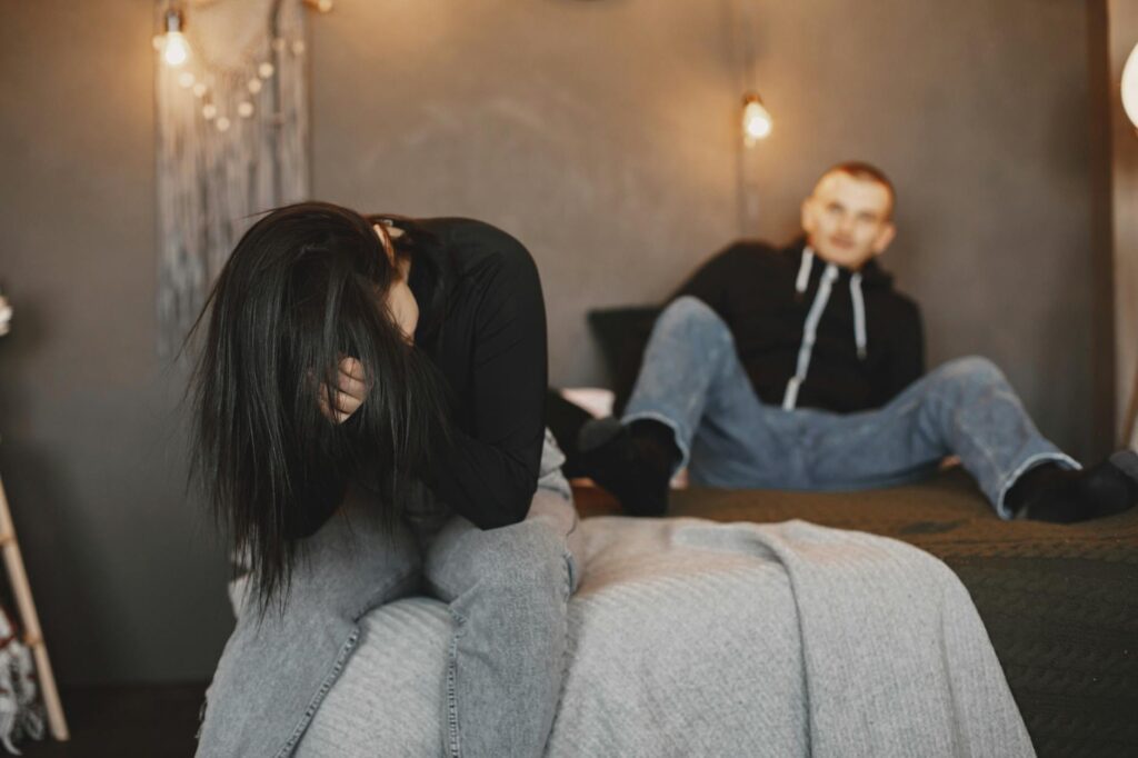 Ma femme me trompe que — couple triste discutant d'infidélité