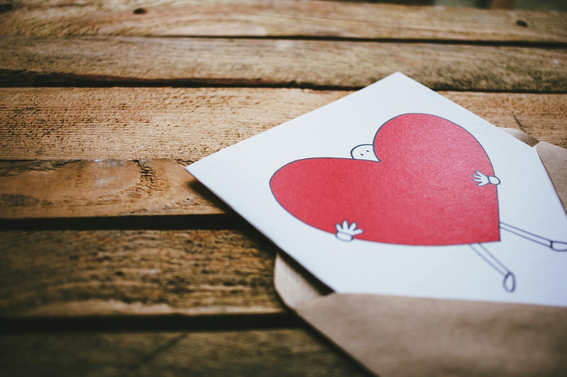 Message d'amour au quotidien : petits textos, gros effet sur la relation — lettre d'amour romantique sur table