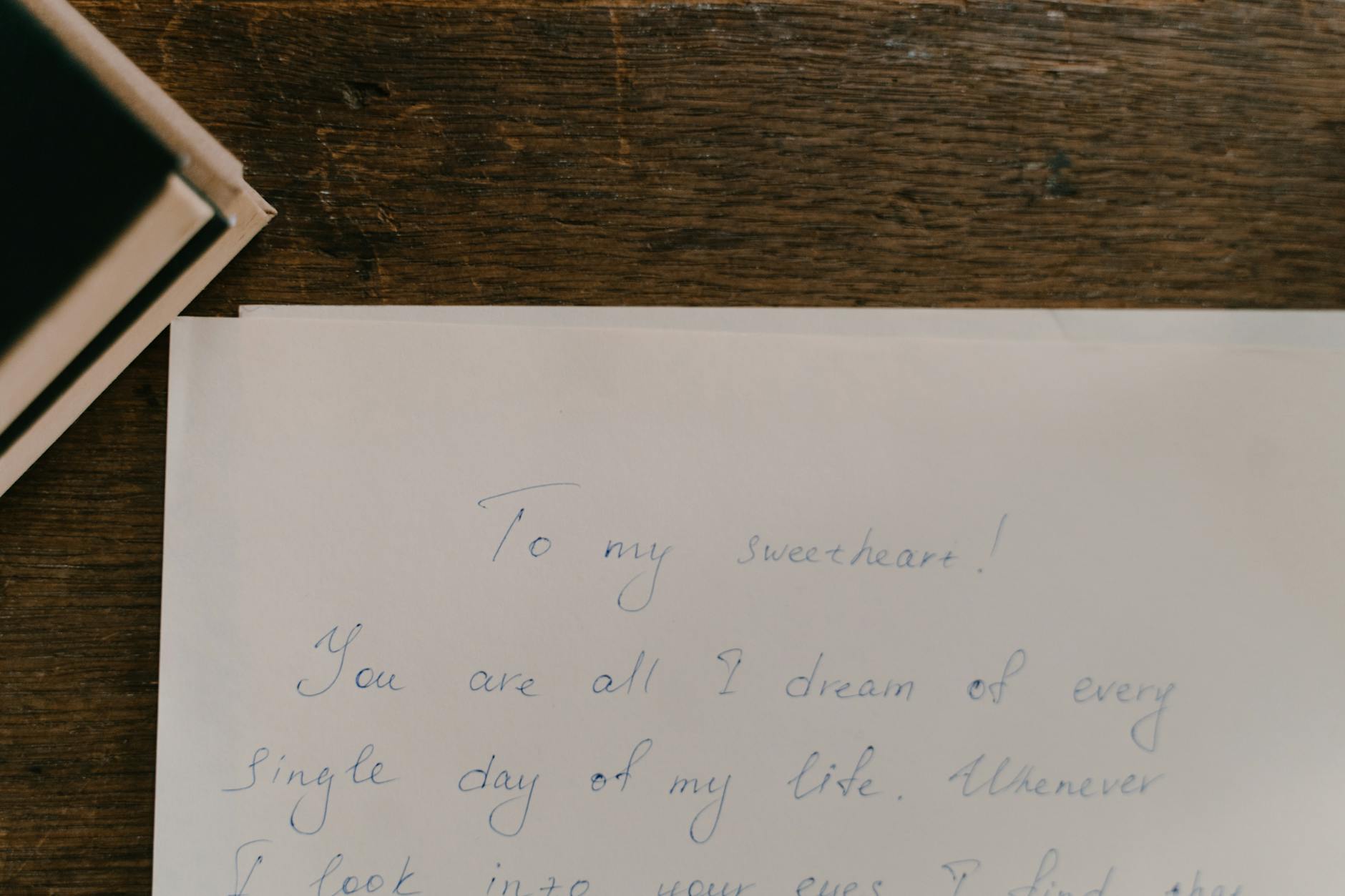Message d'amour les plus beaux — lettre d'amour romantique sur table