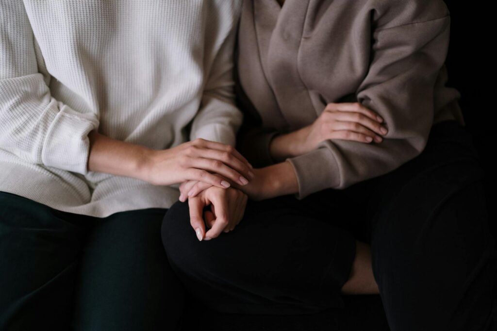 Message de courage et de — mains de soutien réconfortant une personne