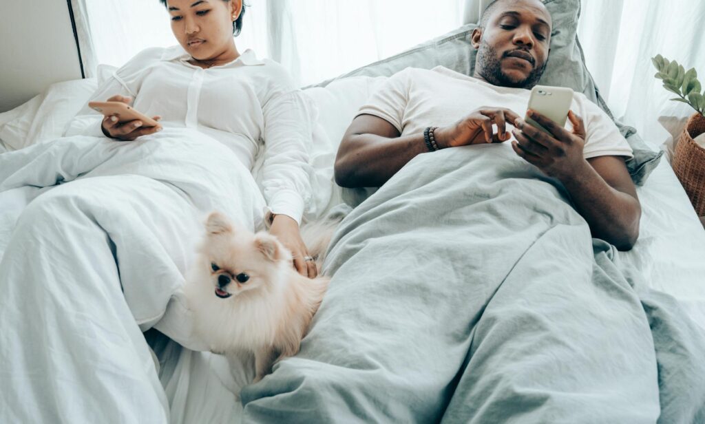 Message pour exciter une fille — couple échangeant des messages romantiques