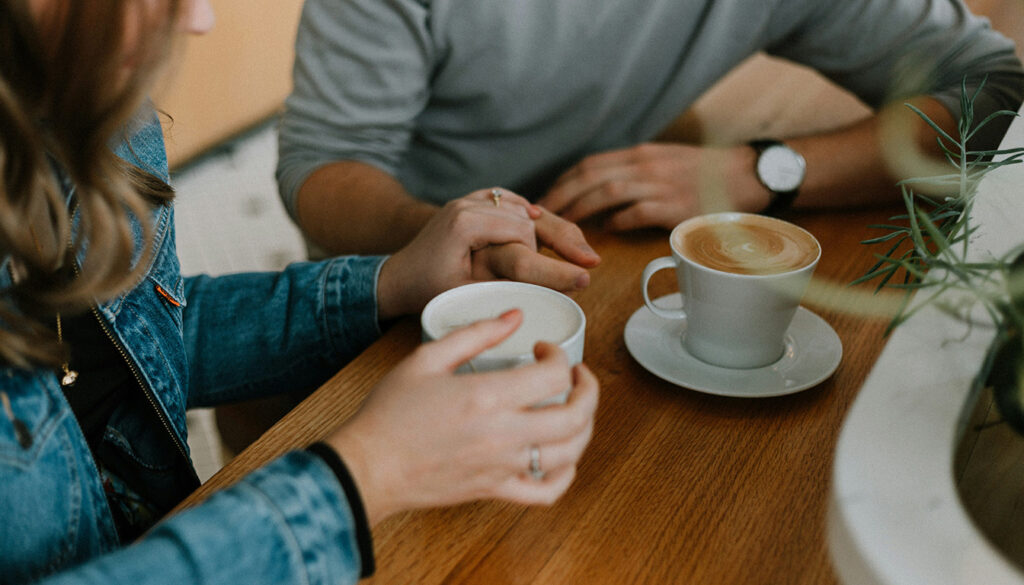 Rester en contact avec son ex quand on est en couple : entre mythe de l’amitié et réalité du terrain