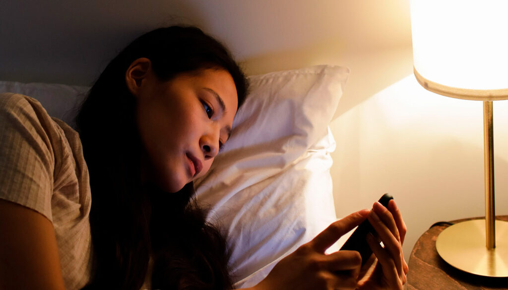 Pourquoi un SMS bonne nuit peut vraiment faire craquer 
