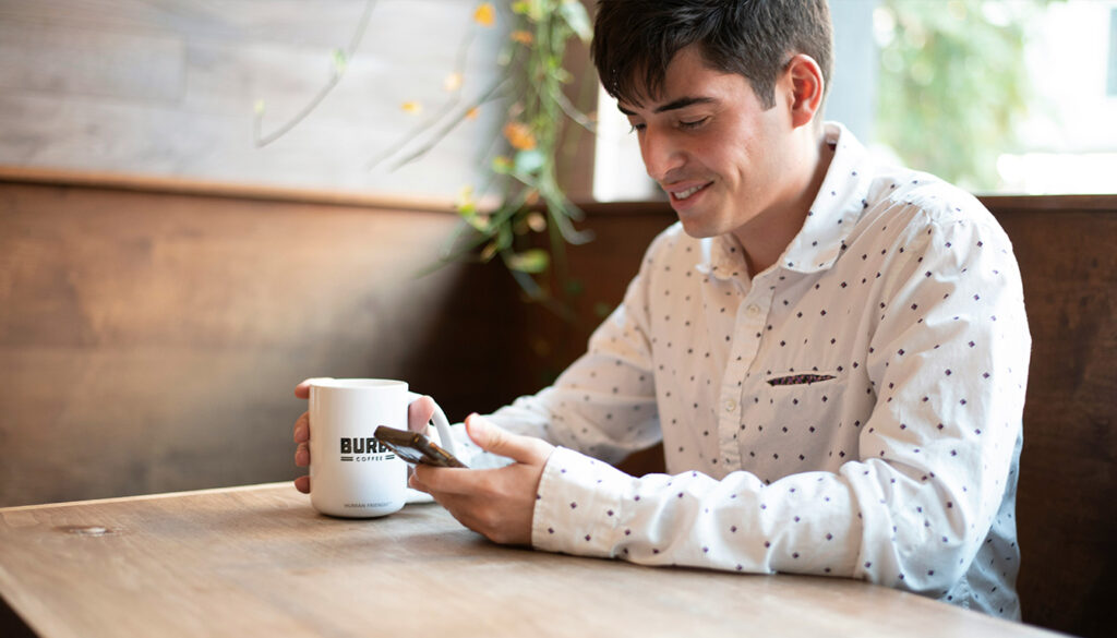 SMS pour lui donner envie — couple envoyant des SMS sur smartphone