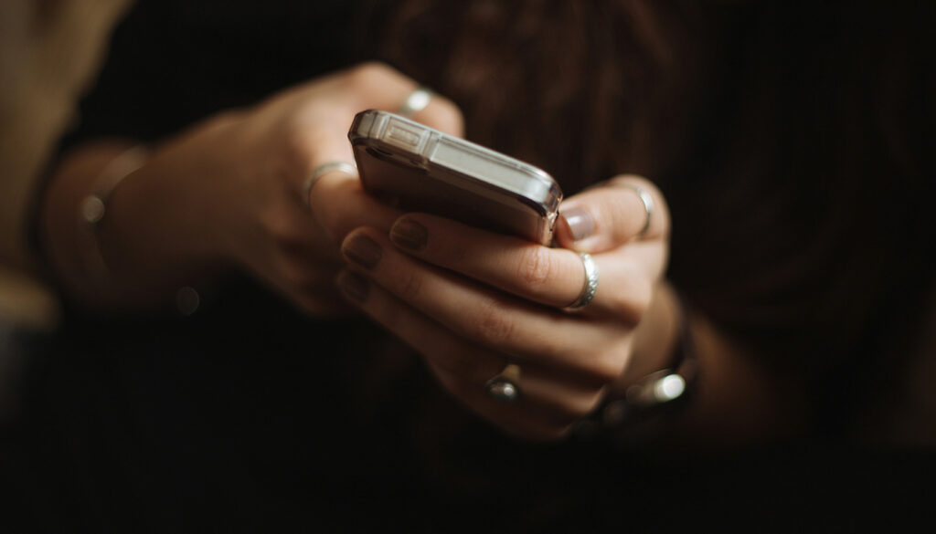 SMS pour lui donner envie de te voir : comprendre la dynamique du texto parfait 