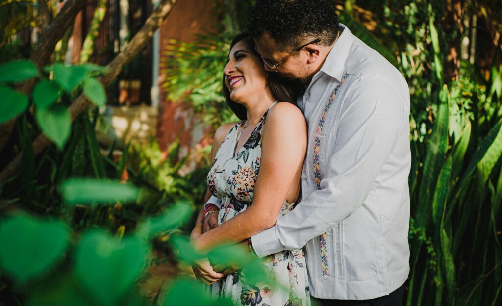 On ne badine pas avec — couple romantique dans un jardin