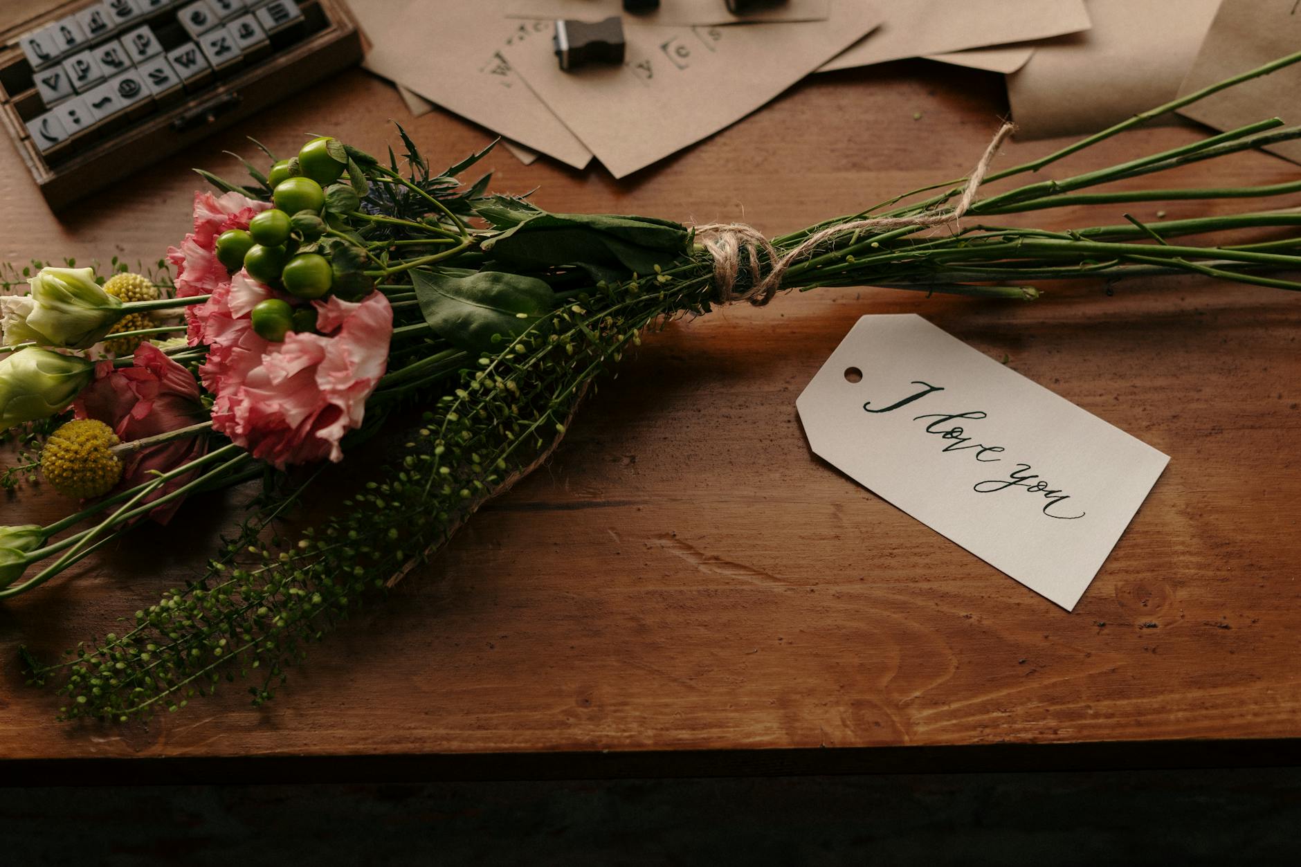 Phrase d’amour courte et touchante : la base pour des SMS qui font fondre — billets d'amour romantiques sur une table
