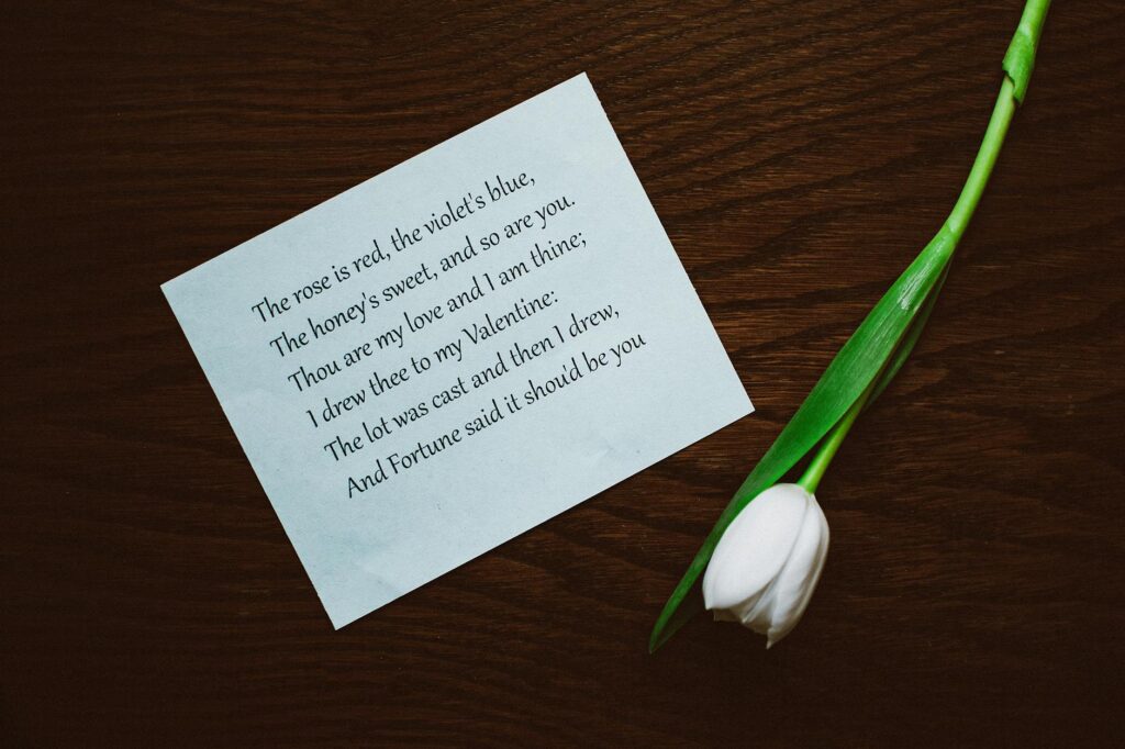 Phrase d'amour courtes, touchantes ou — billets d'amour romantiques sur une table