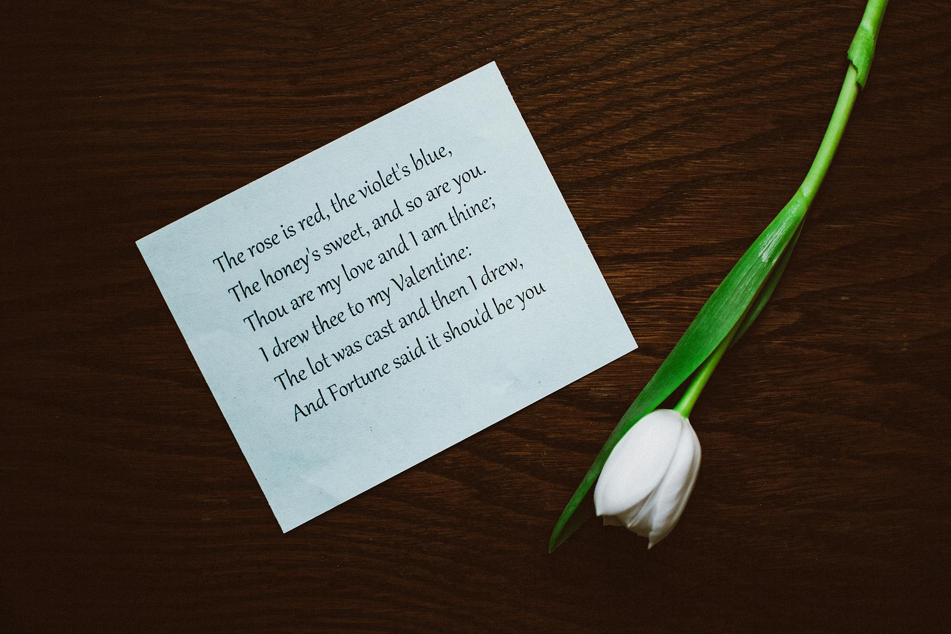 Phrase d'amour courtes, touchantes ou — billets d'amour romantiques sur une table