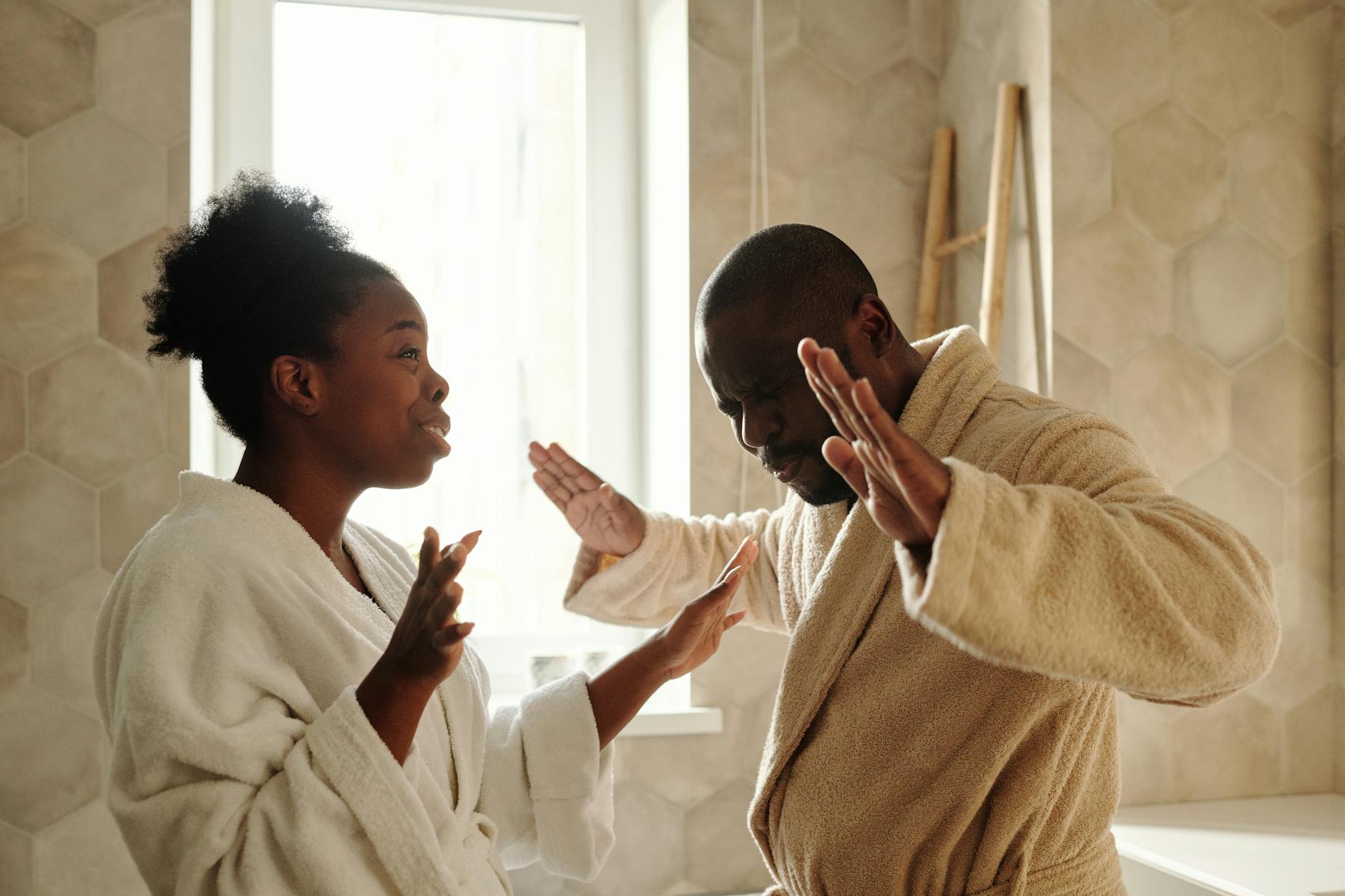 Pourquoi il me trompe mais reste avec moi : le besoin de validation et l’ego en manque — couple se disputant dans une chambre